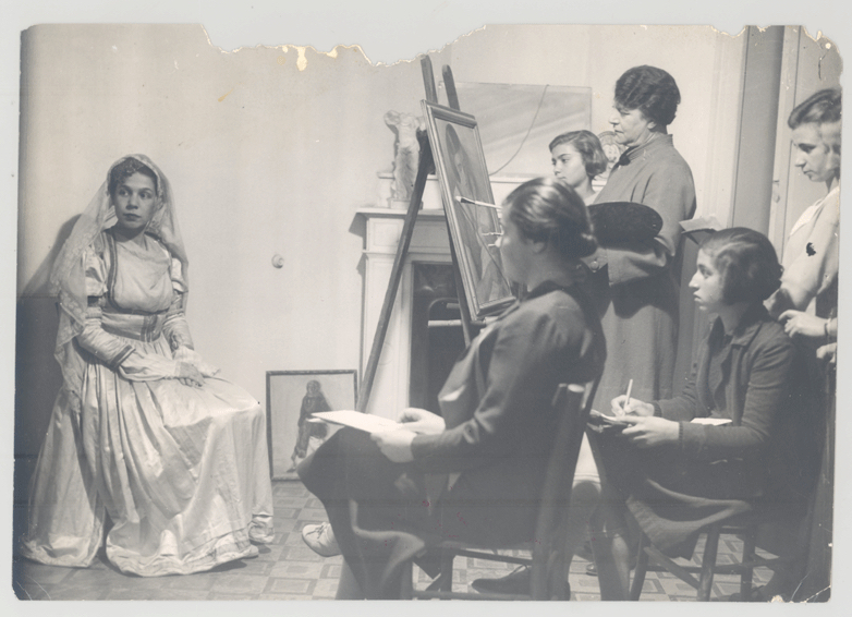 The Ephor of the Literary Section, Athena Tarsouli, poses for the students of the Art Section (1930). Photographic Archives of the LtE 20199