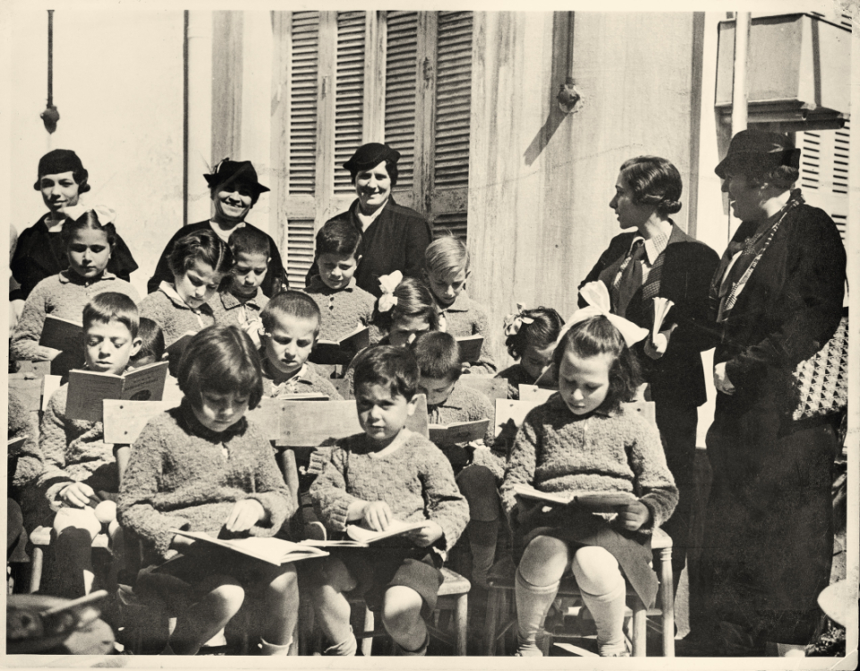 Μάθημα ανάγνωσης στο τμήμα Παιδικής Αδελφοσύνης τη δεκαετία του 1930. ΦΑΛΕ 10617