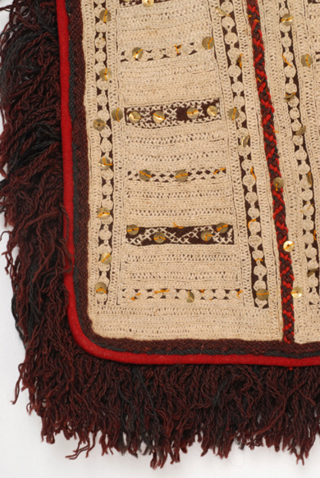 Detail of the decoration: edging with red felt and small tassels at the end