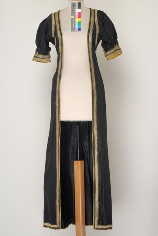 Bridal overcoat, the tsoumpes: front