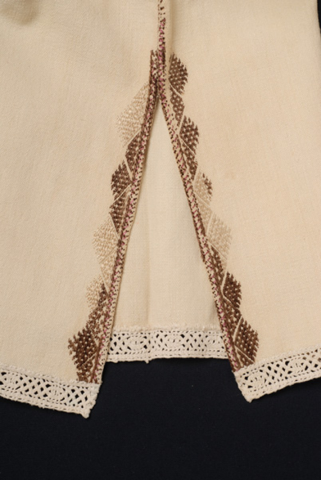 Kolonato chemise, left sleeve: opening, embroidery, lace