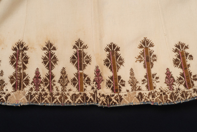 Kolonato chemise, left side: decoration at the front and middle loxari