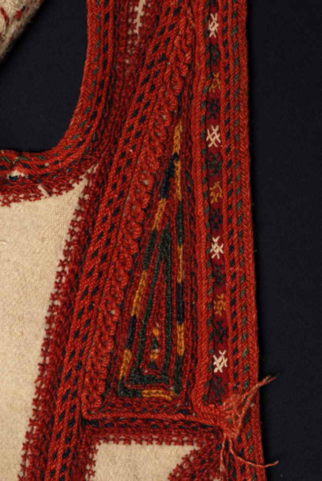Detail of the decoration at the chest: applique loutres and chain stitch embroidery 
