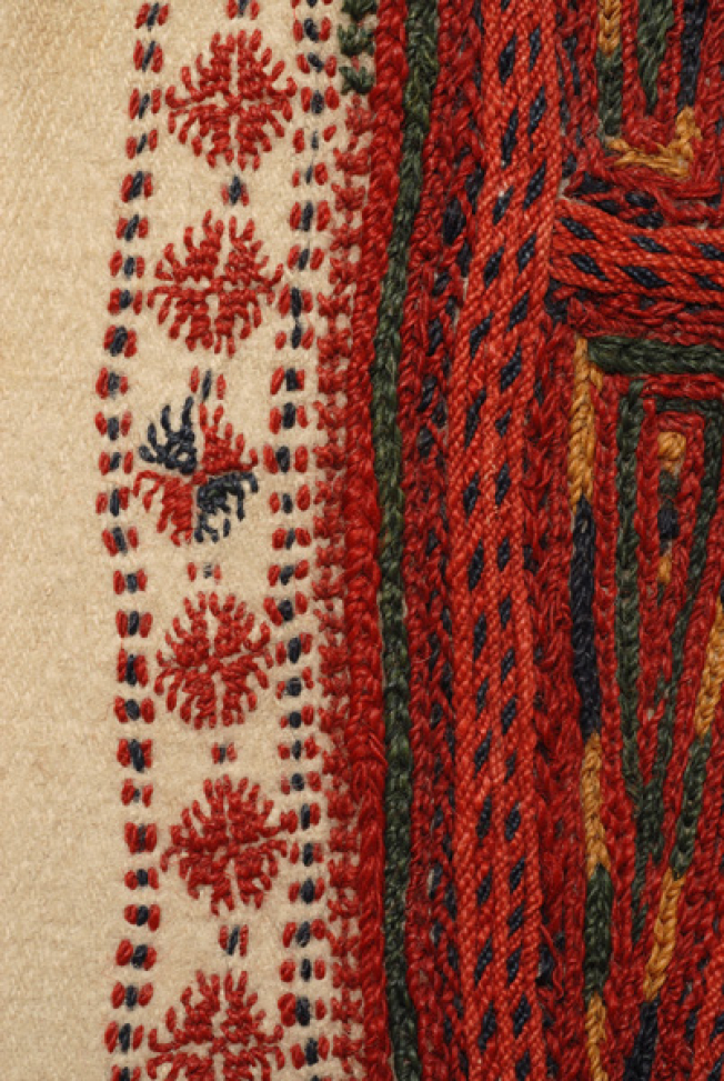 Detail of the decoration at the back: chain stitching at lagiolia and embroidered stylized plants at manna