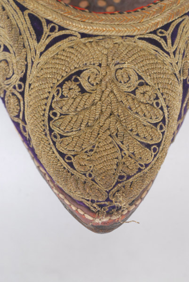 Detail of the decoration with gold cordon and techrili