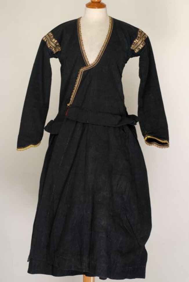 Kaplamas, a kind of dress made of dark-coloured, handwoven, cotton fabric