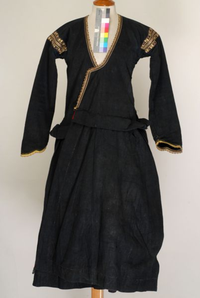 Kaplamas, a kind of dress made of dark-coloured, handwoven, cotton fabric