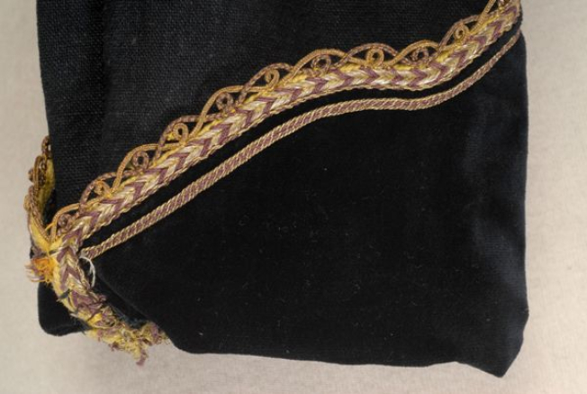 Kapassi, cuff lined with black velvet