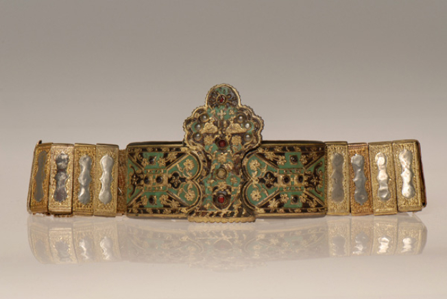 Zounari me tin korona, jointed belt with a shapely gilt buckle