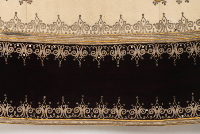 Embroidery of the edging of the bottom
