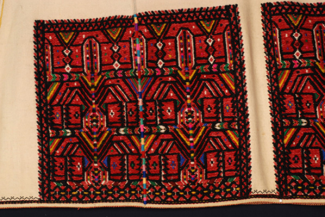 Square border embroidery