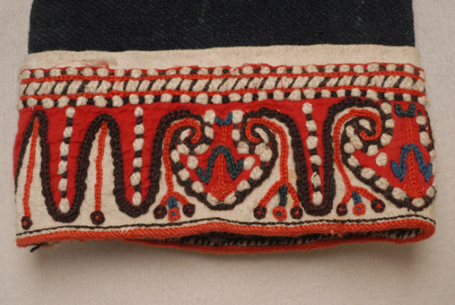 Detail of the sleeve decoration