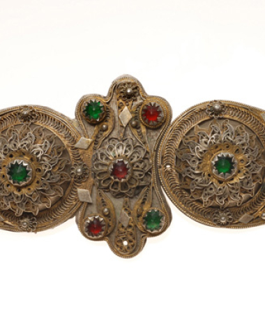 Silver wiry buckle with multi-leafed rosettes and coloured glass stones