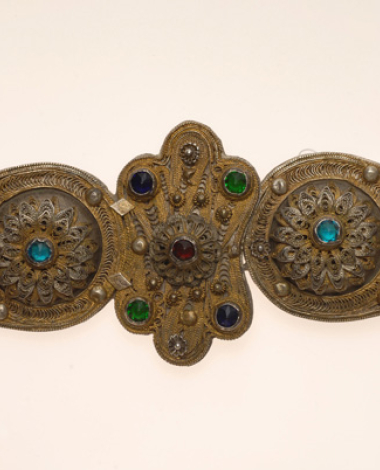 Gilded buckle with wiry multi-leafed rosettes and multicoloured stones