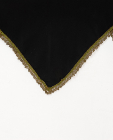 Τσίπα, μαύρο μεταξωτό τριγωνικό μαντίλι, διακοσμημένο στα δύο σκέλη του με χρυσή δαντέλα 