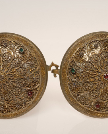 Gold plated kleidotaria with wiry and embossed decoration, ornamented with coloured glass stones