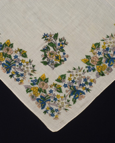 Tessaragkono mandili me ta fteroudia, cotton printed kerchief with vegetal decoration