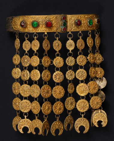 Assimoyordano, choker made from filigree netting with cast foils crafted using a grainy technique and decorated with glass stones. Suspended elements such as rosettes and petals (Macedonia, Roumlouki)