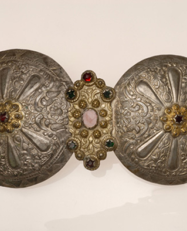 Assimozounaro, silver buckles crafted using hammer and relief design processes. Decoration with variegated glass stones and agate