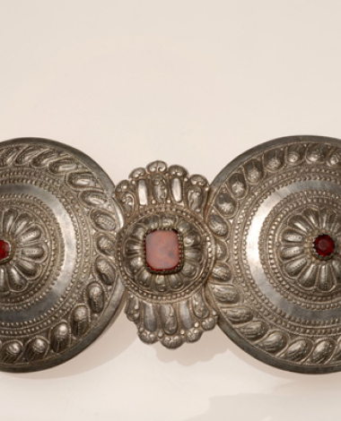Αssimozounaro, silver hooks and eyes crafted using hammer and grainy design techniques. Decoration with red glass stone and agate