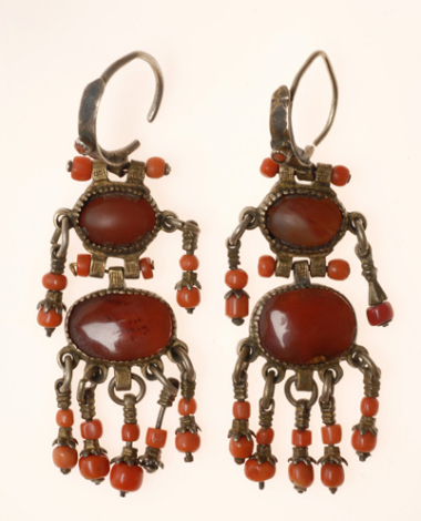 Pair of earings with agates and corals