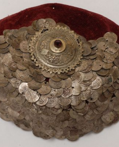Paradomeno tarbush. Applique decoration with silver coins and a metal tassel with a red stone in the centre