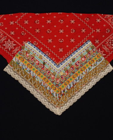 Additional plastron made of red cotton printed fabric with applique decoration