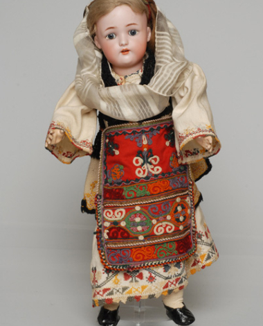 Πορσελάνινη κούκλα από τη συλλογή της βασίλισσας Όλγας ντυμένη με την κοριτσίστικη φορεσιά της Αιδηψού
