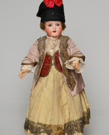 Πορσελάνινη κούκλα από τη συλλογή της βασίλισσας Όλγας ντυμένη με τη γυναικεία φορεσιά της Σίφνου