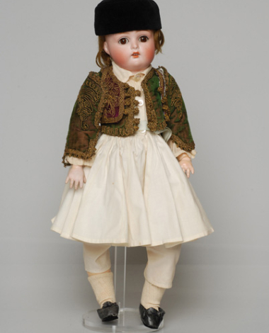 Πορσελάνινη κούκλα από τη συλλογή της βασίλισσας Όλγας ντυμένη με ανδρικό τύπο φορεσιάς φουστανελά