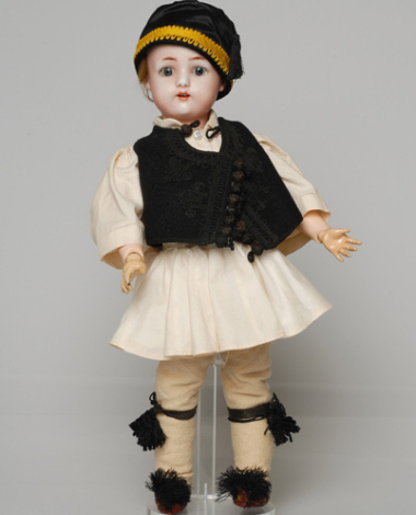 Πορσελάνινη κούκλα από τη συλλογή της βασίλισσας Όλγας ντυμένη με ανδρικό τύπο φορεσιάς φουστανελά από την Αττική
