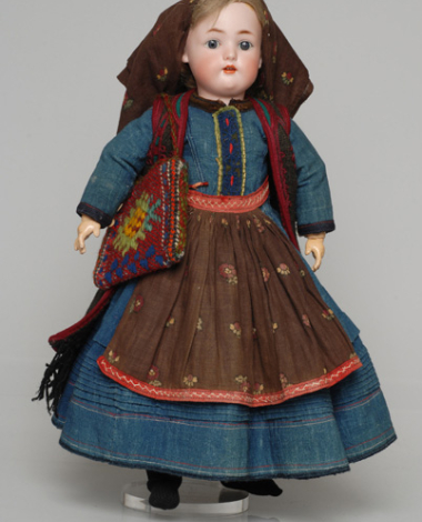 Πορσελάνινη κούκλα από τη συλλογή της βασίλισσας Όλγας ντυμένη με την καθημερινή, γυναικεία φορεσιά της Λευκάδας