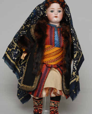Πορσελάνινη κούκλα από τη συλλογή της βασίλισσας Όλγας ντυμένη με τη γυναικεία, πένθιμη φορεσιά της ανύπαντρης από το Καστελλόριζο