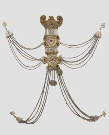 Double kiousteki, gilded chained torso ornament with wiry decoration and multicoloured stones