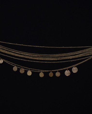 Μπαλτσούδα, αλυσιδωτό κόσμημα μέσης με συρματερές πλάκες, στολισμένες με χρωματιστές γυάλινες πέτρες 