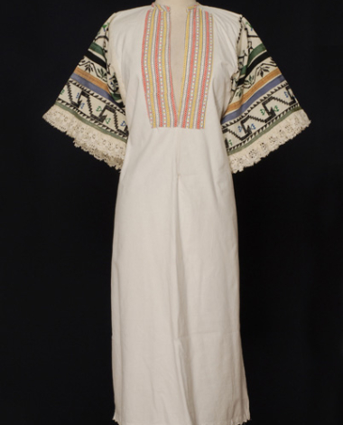 Chemise made of white cotton cloth with wide sleeves with geometrical and stylized vegetal motifs.