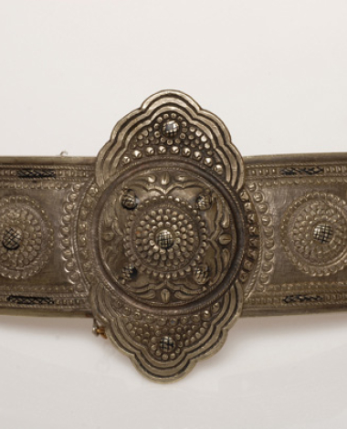 Asimozounaro, silver forged buckle with an embossed decoration. It is also engraved and filled with black savati (enamel)