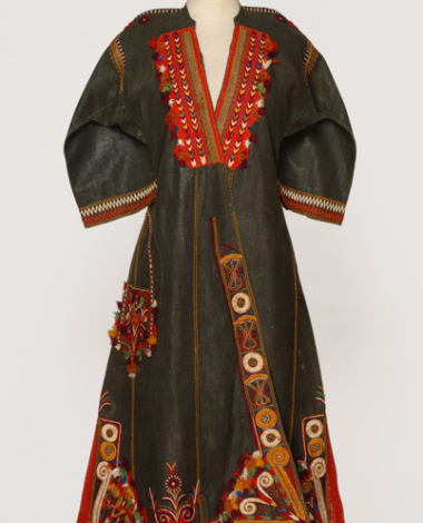 Tlikoustos sayias, dyed glazed dress open at the front