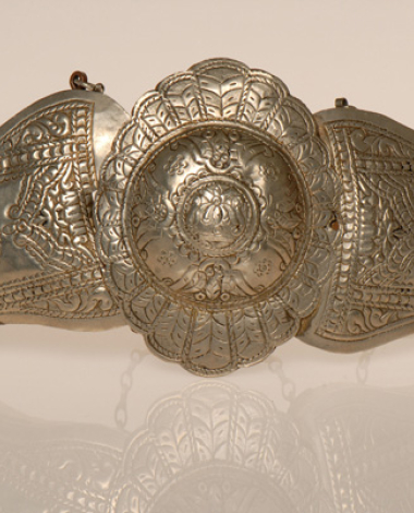 Asimozounaro, silver forged buckle with an embossed and engraved decoration. 