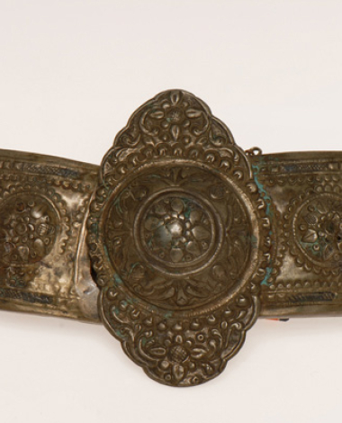 Asimozounaro, gold plated forged buckle with an embossed and engraved decoration, filled with black savati (enamel)