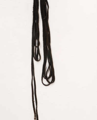 Σκούρο καφέ μάλλινο πλεχτό κορδόνι, εξάρτημα της γυναικείας φορεσιάς των Αλώνων