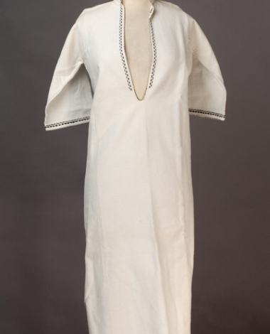Λευκό βαμβακερό υφαντό πουκάμισο, στολισμένο με ασπρόμαυρα ξόμπλια 