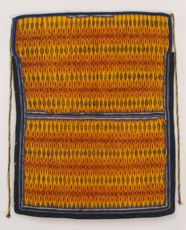 Μάλλινη υφαντή ποδιά σε κίτρινο χρώμα, με ενυφασμένες κάθετες ρίγες με σχηματοποιημένα μοτίβα σε κόκκινο και μπλε χρώμα