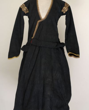 Καπλαμάς, είδος φορέματος από σκούρο βαμβακερό υφαντό ύφασμα