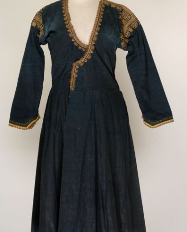 Καπλαμάς, είδος φορέματος από σκούρο βαμβακερό γυαλωμένο ύφασμα