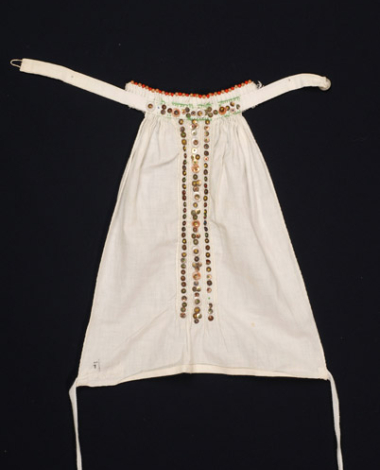 Τραχηλιά, επιστήθιο εξάρτημα της γυναικείας φορεσιάς του Ανταρτικού, διακοσμημένη με πούλιες, χρωματιστές χάντρες και μονόχρωμα κουμπιά