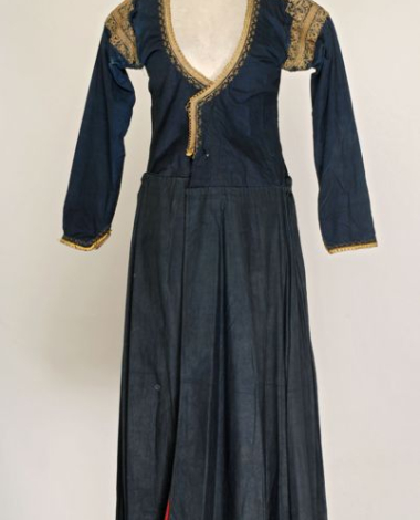 Ψιλός καπλαμάς, είδος φορέματος από σκούρο βαμβακερό γυαλωμένο ύφασμα