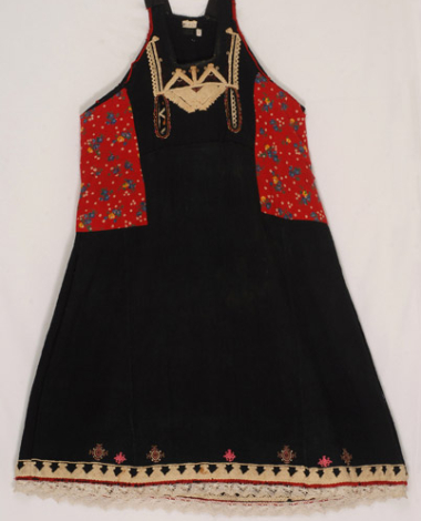 Tsoukna, sleeveless foustani (dress)