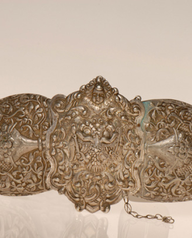 Gold-plated kolania, hammered buckles with impressive embossed decoration
