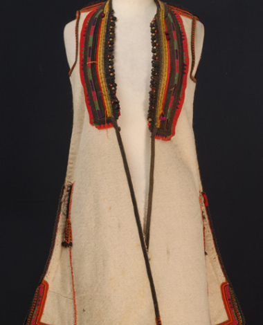 White sigouna, sleeveless overcoat made of saddle blanket decorated with colourful seradia
